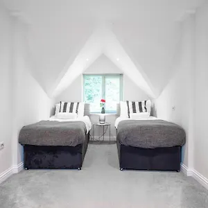  Apartment Garland Penthouse - Large 2 Bed 2 Bath Self Contained Flat